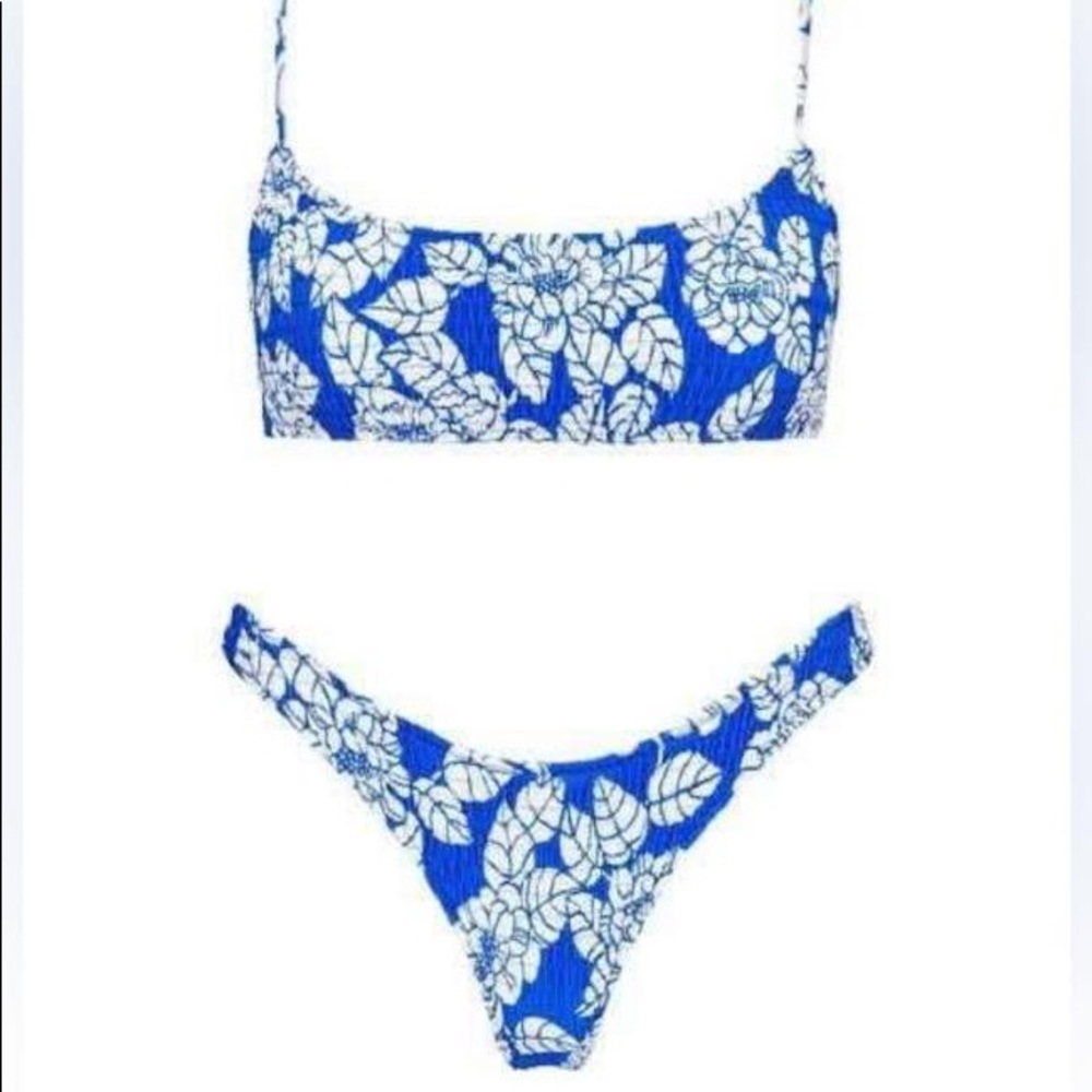 BLUE AND WHITE TRIANGL SET